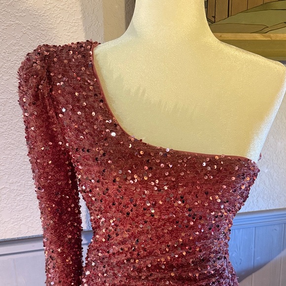 Sparkly One-Shoulder Sequin Dress - Picture 3 of 7
